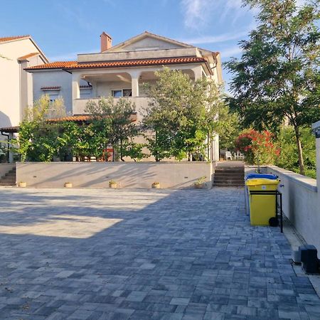 Apartments In Rijeka, Free Parking And Large Terrace, 15Min Drive From The Beach Bagian luar foto