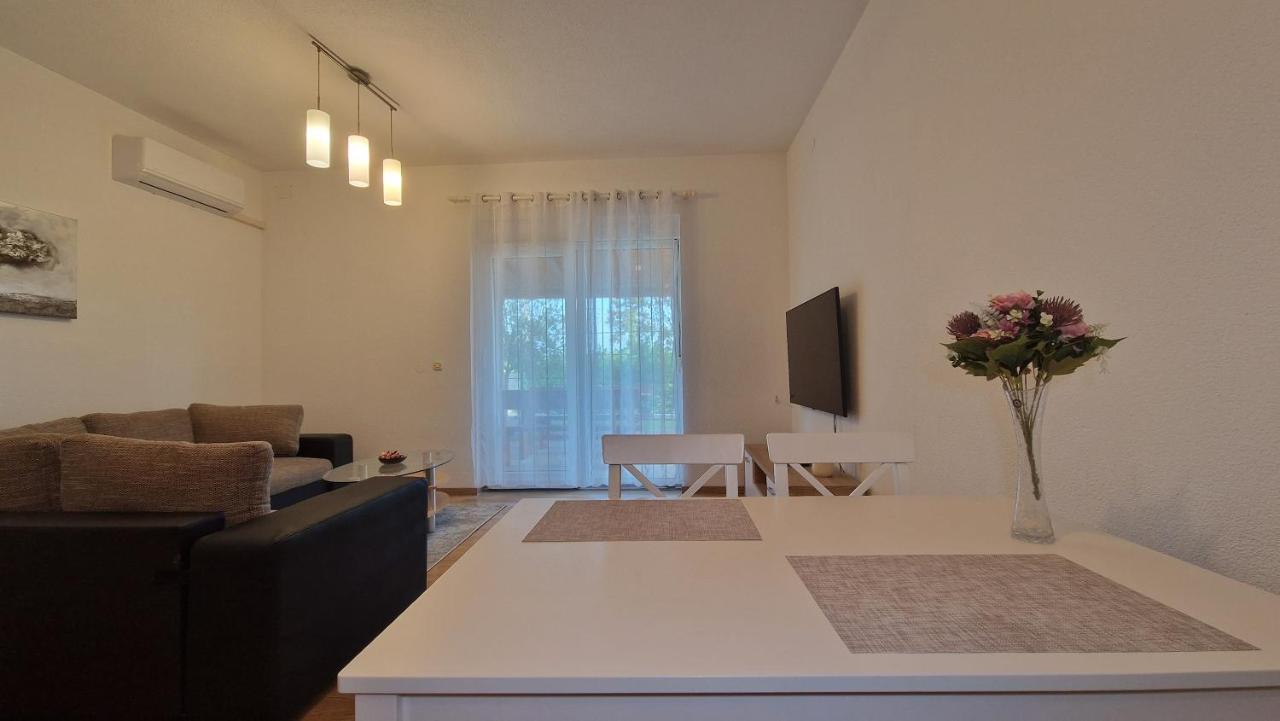 Apartments In Rijeka, Free Parking And Large Terrace, 15Min Drive From The Beach Bagian luar foto
