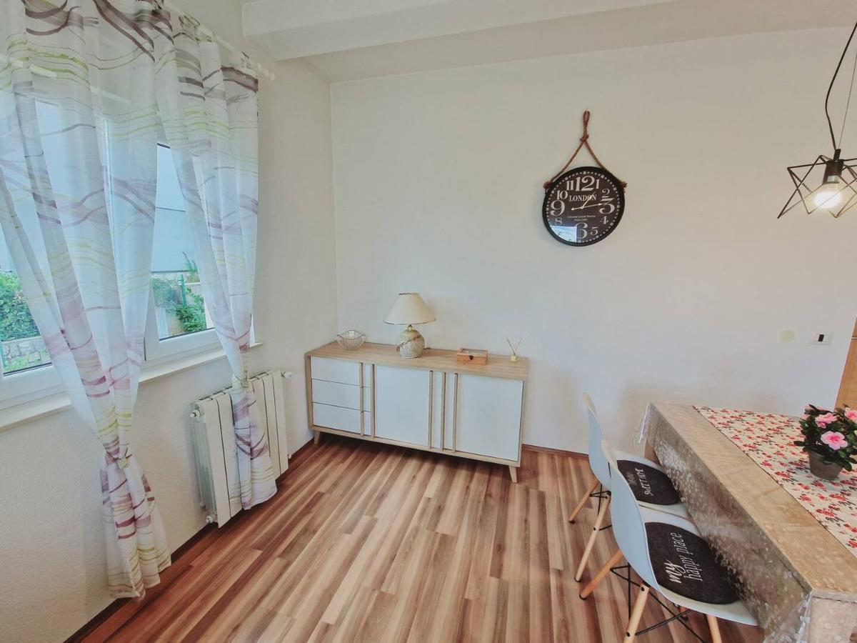 Apartments In Rijeka, Free Parking And Large Terrace, 15Min Drive From The Beach Bagian luar foto