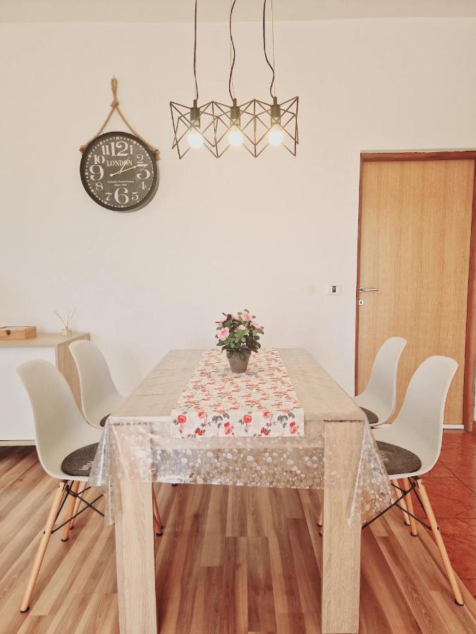 Apartments In Rijeka, Free Parking And Large Terrace, 15Min Drive From The Beach Bagian luar foto