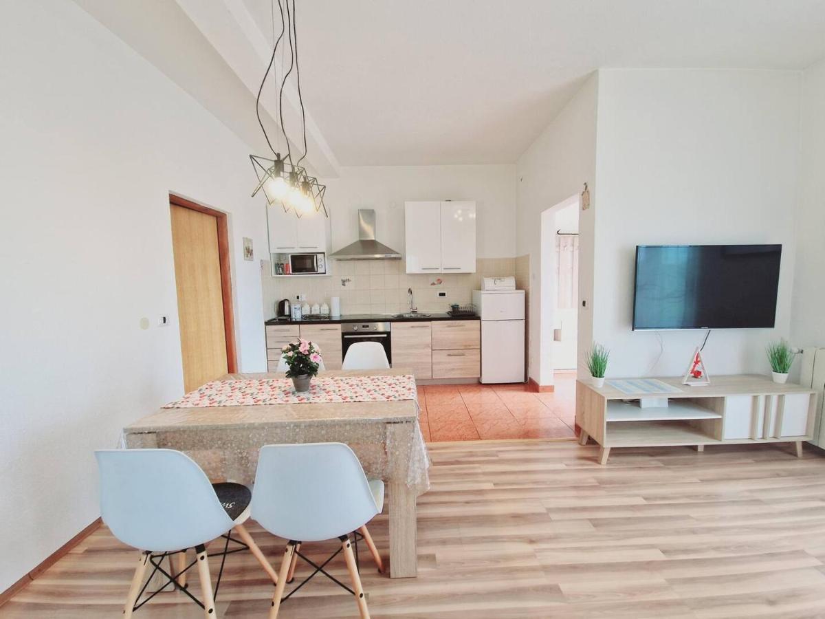 Apartments In Rijeka, Free Parking And Large Terrace, 15Min Drive From The Beach Bagian luar foto