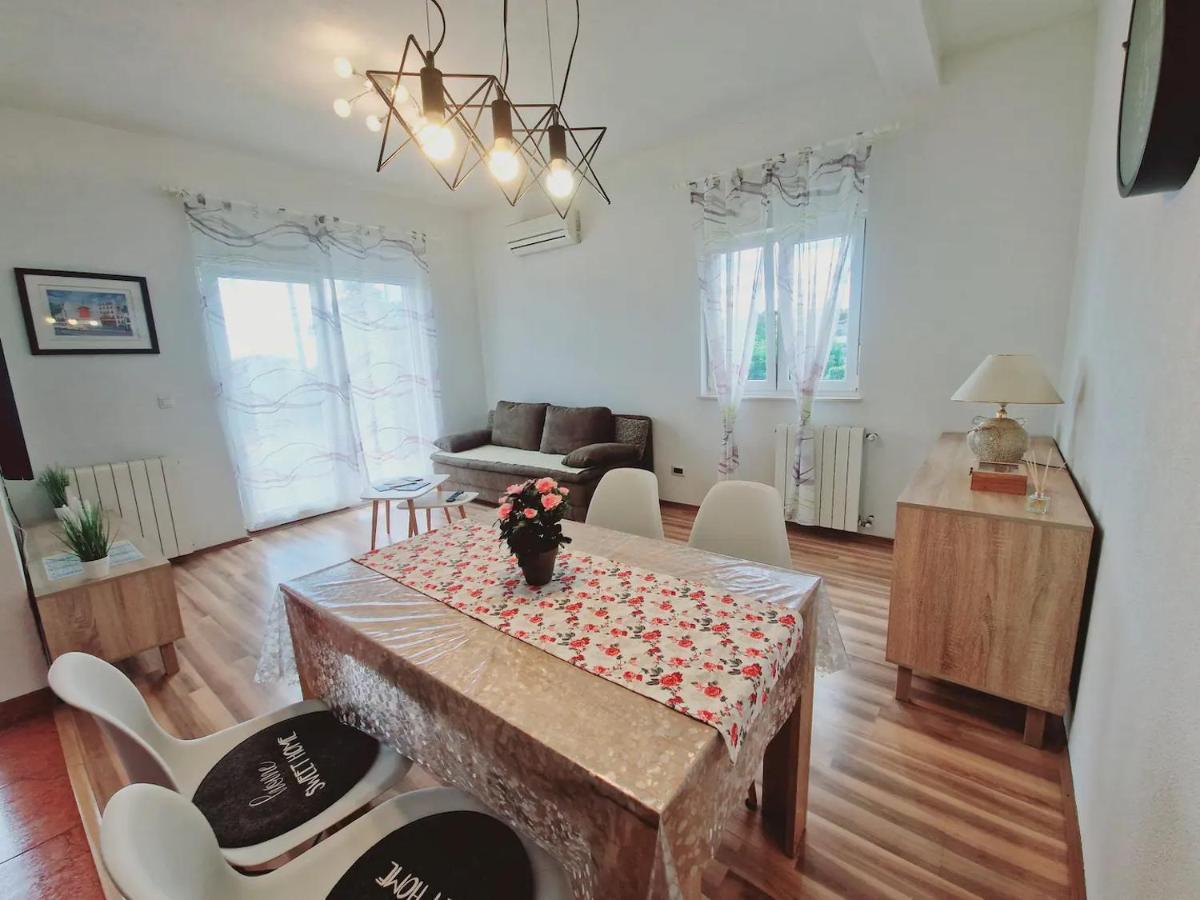 Apartments In Rijeka, Free Parking And Large Terrace, 15Min Drive From The Beach Bagian luar foto