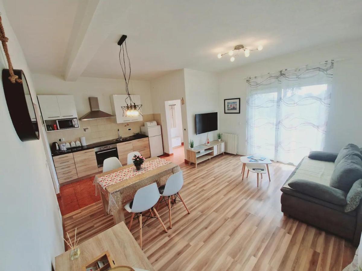 Apartments In Rijeka, Free Parking And Large Terrace, 15Min Drive From The Beach Bagian luar foto