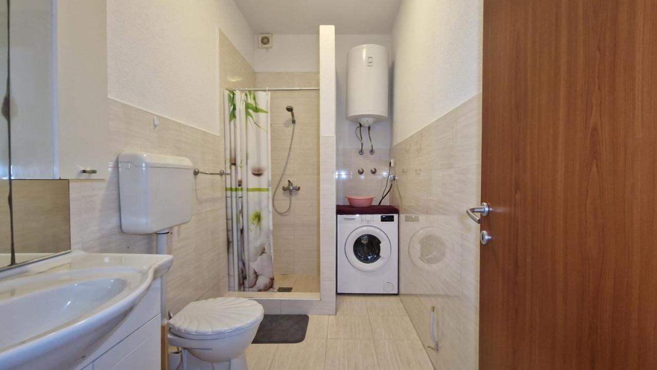 Apartments In Rijeka, Free Parking And Large Terrace, 15Min Drive From The Beach Bagian luar foto