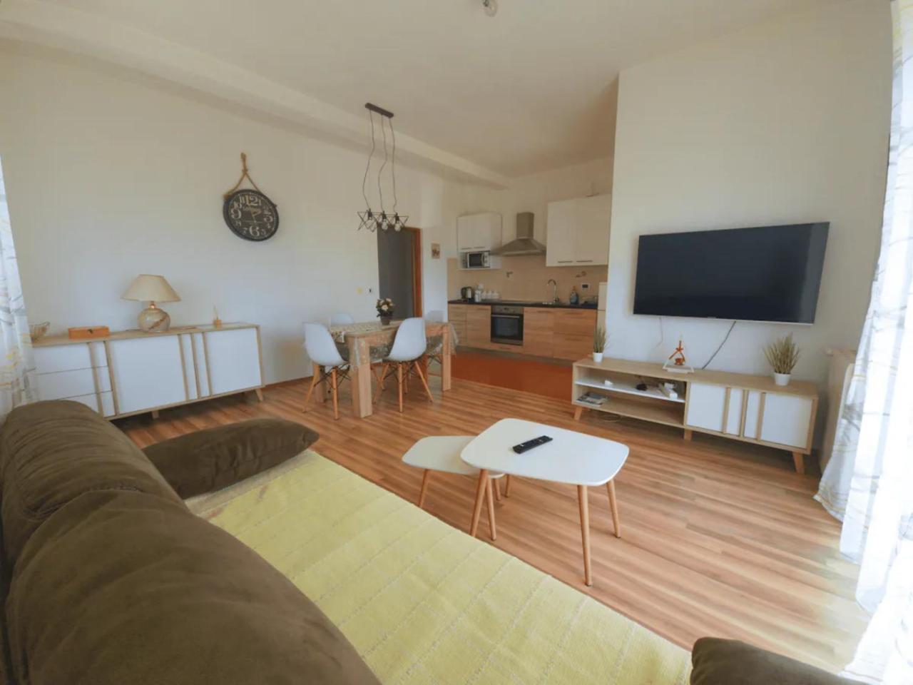 Apartments In Rijeka, Free Parking And Large Terrace, 15Min Drive From The Beach Bagian luar foto