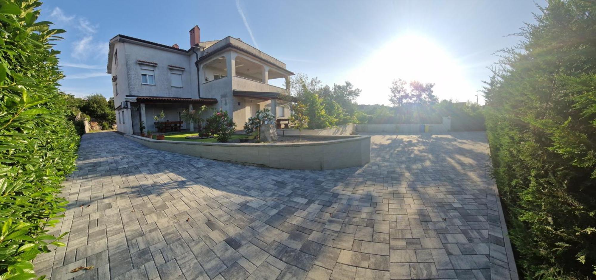 Apartments In Rijeka, Free Parking And Large Terrace, 15Min Drive From The Beach Bagian luar foto